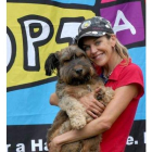 La sudafricana Joanne Lefson hace una gira mundial para promover la adopción de mascotas.