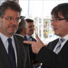 Rafael Catalá y Carles Puigdemont, este viernes, en Barcelona.