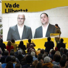Oriol Junqueras y Raül Romeva intervienen por videoconferencia desde la prisión en un acto electoral de ERC en Cambrils, el pasado 21 de abril.