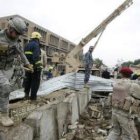Soldados estadounidenses inspeccionan los destrozos en el tribunal de Al Karkh.