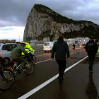 Cientos de españoles cruzan la frontera con Gibraltar cada día para ir a su trabajo en la roca. CARRASCO