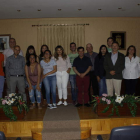 El grupo de alumnos americanos, con miembros de la corporación municipal de Boñar. CAMPOS