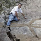 Juan Carlos Gutiérrez, paleontólogo del CSIC, muestra la piedra donde han localizado los restos.