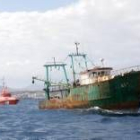 El barco hallado ayer a la deriva frente a la costa tinerfeña con 227 inmigrantes a bordo