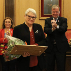 La homenajeada Ana Bernardo y, tras ella, el alcalde y Prisciliano Cordero del Castillo. SECUNDINO PÉREZ