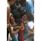 Los familiares lloran por el joven asesinado