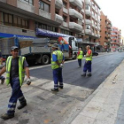 Las trabajadores terminaron ayer de echar el aglomerado para reponer la avenida Padre Isla.