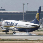 Un avión de Ryanair aterriza en el aeropuerto de El Prat.