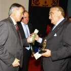 Postigo recoge su galardón.