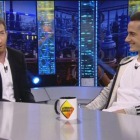 Pablo Motos con Lucas Vázquez, en el programa de Antena 3 'El hormiguero'.
