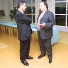 Eduardo Fernández (derecha) junto al presidente del Consejo Comarcal en una foto de archivo