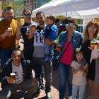 Un grupo de personas disfrutan de una cerveza ayer en la feria de Santa María del Páramo. MEDINA