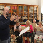 Carlos Aransay con el coro del curso ‘Music in León’, durante uno de los ensayos.