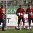 Reina, Valdés y Casillas, de izquierda a derecha, durante el entrenamiento realizado ayer.