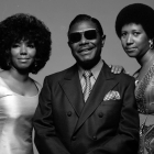 El reverendo C.L. Franklin, en 1971, entre sus hijas Carolyn y Aretha.