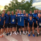 La selección de Islandia posa con una camiseta con el nombre de Ikeme, portero de Nigeria que sufre leucemia.