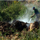 Brigadas de la Junta de Castilla y León trabajan en las labores de extinción del incendio de San Andrés de Montejos.
