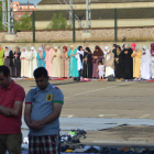 Momento del rezo del Eid-Ul-Fitr ayer en León en las inmediaciones del campo de fútbol con la presencia de un nutrido grupo de mujeres al fondo. MARCE A. FERNÁNDEZ