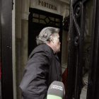 Bárcenas entra en su domicilio de la calle Serrano.