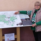 Carmen Mallo, junto a un cartel de la Reserva de la Biosfera de Omaña y Luna. DL