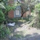 El vehículo entró en esta finca particular de la avenida del Pantano