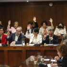 La bancada del PP, en primera fila, en una imagen de la sesión plenaria de ayer. L. DE LA MATA