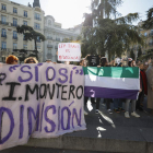 Un grupo de personas trans celebra la aprobación de la ley con la ministra Irene Montero a las puertas del Congreso. JAVIER LIZÓN