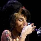 La cantante británica Amy Winehouse bebiendo sobre el escenario