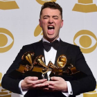 Sam Smith, exultante, con sus cuatro premios Grammy.