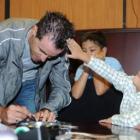 Samuel Sánchez firma autógrafos en la presención del Campeonato Ciclista de San Andrés del Rabanedo