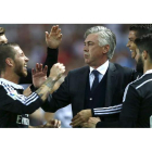 Kroos, Ramos, Isco y Cristiano celebran con Ancelotti la victoria frente al Sevilla.