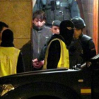 Agentes de la Guardia Civil acompañan a Lander Etxeberria durante un registro.