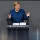 La cancillera alemana, Angela Merkel, da un discurso durante una sesión del Parlamente alemán en Berlín.
