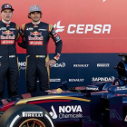 Max Verstappen (izquierda) y Carlos Sáinz, durante la presentación del coche de Toro Rosso, en Jerez de la Frontera, el 31 de enero.