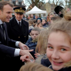 Macron saluda a los residentes a su llegada a un centro de migrantes en Croisilles, en el norte de Francia, el 16 de enero.