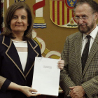 Fátima Báñez, junto al presidente del comité de expertos, Víctor Pérez Díaz.