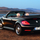 El Beetle Cabrio hereda la capota de lona, «en acordeón» del pionero de 1949.