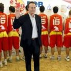 Aíto posa delante de un grupo de jugadores convocados para Pekín que lucen en la espalda sus nombres