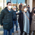 Nuria Rubio y Diego Moreno con la alcaldesa de Fabero, ayer. DL