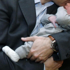 Un hombre con su hijo, disfrutando de un permiso de paternidad.