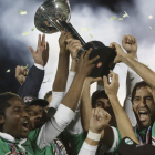 Raúl y Senna levantan la copa.