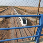 Paso del tren Alvia por Santas Martas, en una foto de archivo.