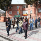 Los agricultores afectados se concentraron ayer por la mañana frente al cuartel de Armunia.