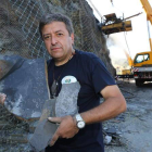 El paleontólogo, Juan Carlos Gutiérrez, muestra alguno de los valiosos restos del Yacimiento Paleontológico de Salas de la Ribera sepultados por las obras en la N-536.