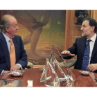 El rey Juan Carlos conversa con el presidente del PP, Mariano Rajoy, a quien ha recibido en audiencia en el Palacio de La Zarzuela, en la ronda de consultas del Jefe del Estado para la investidura del presidente del Gobierno.
