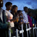 Ciudadanos kenyanos sujetan velas en recuerdo de las víctimas de la masacre de Garissa, donde murieron 148 estudiantes.