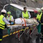 Miembros de personal sanitario atienden a uno de los heridos tras el accidente.