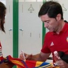 Marcelino firma una camiseta antes de la final de Copa.