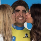 Mikel Landa, en la Vuelta al País Vasco del año pasado, con dos azafatas.