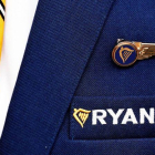 Imagen de la insignia de Ryanair en el uniforme de un tripulante de cabina.